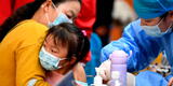 Niños de 3 a 11 años ya reciben la vacuna COVID-19 en China en medio de peor rebrote [VIDEO]
