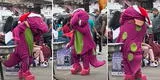 ¡Suave! Peruano se disfraza de Barney y saca los pasitos prohibidos en pleno mercado de Los Olivos