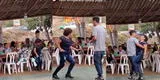 Invita a joven a bailar, pero ella se roba el ‘show’ con sus singulares pasos de baile [VIDEO]