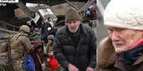 Invasión rusa en Ucrania: ciudadanos lloran mientras son evacuados ante llegada de fuerzas rusas a Kiev