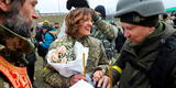 ¡Amor en tiempos de guerra! Soldados ucranianos se casan en un puesto militar [VIDEO]