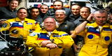 Cosmonautas rusos abordan la Estación Espacial Internacional vistiendo los colores de la bandera de Ucrania