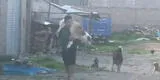 Joven peruano carga sobre sus hombros a su perrito para evitar que otros lo molesten y escena es viral