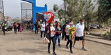 Día de la Madre: con flores, globos y música, familias llegan al cementerio en Comas [FOTOS]