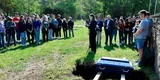 Estudiantes entierran esqueleto que estudiaban en clase: “Que en paz descanse” [FOTOS]