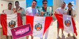 Álvaro Rod posa junto a Carlos Vives, y Eddie Herrera, y Mijares junto a la bandera peruana a poco de los Premios Heat 2022