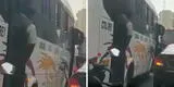 "Asqueroso": cobrador de transporte público orina delante de peatones en pleno tráfico vehicular