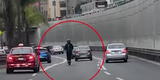 ¡Irresponsabilidad total!: joven es captado manejando scooter en plena Vía Expresa [VIDEO]