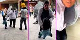 “Menos mal fue un susto”: madre e hija acaban en el piso tras intentar escapar de un 'dinosaurio' [VIDEO]