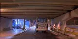 Jesús María: bus de transporte público se queda atorado en puente de la avenida Brasil [VIDEO]