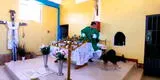 Maltrato animal: sacerdote de pueblo de Yungay patea a perrito en plena misa [VIDEO]