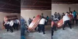 Huancayo: intentan despedir a fallecido con huaynito, pero se les cae el féretro y casi sale el cadáver [VIDEO]