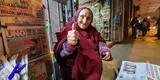 Cercado de Lima: anciana de 74 años vende periódicos en la calle luego que asaltaran su quiosco [VIDEO]