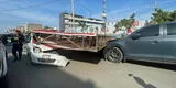 Chiclayo: panel publicitario se desploma y cae sobre dos vehículos