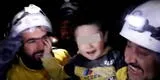 Bebé rescatado de los escombros tras terrible terremoto de 7.8 en Turquía sonríe y juega con sus salvadores