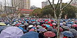 China: jubilados protestan bajo la lluvia en contra de recortes en seguro médico