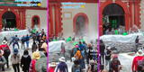 Peruanos en Puno aprovechan los carnavales y se enfrentan a los policías con espuma