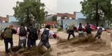 Peruanos salen de su chamba en pleno huaico en Chaclacayo, hacen ‘cadena humana’ y pasa lo impensado