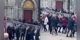 Viudo de una profesora asesinada en Francia por un alumno, le hace una emotiva despedida en su féretro