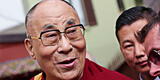 Piden el arresto del Dalai Lama por video donde besa a un niño de la India en la boca