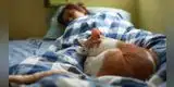¿Duermes con tu gato? Esta es la razón por la cuál debes dejar de hacerlo
