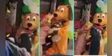 Joven se disfraza de perro para atraer clientes, pero es rodeado de canes: "Eran sus fans"