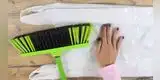 ¿Por qué es obligatorio colocar una bolsa transparente en tu escoba antes de barrer?