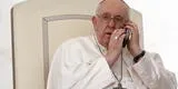 El Papa Francisco es captado hablando por celular durante audiencia en el Vaticano