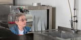 A sus 79 años trabajaba lavando platos y su jefa tuvo un impensado acto con ella