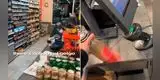 Va a una tienda a comprar, no hay nadie y termina trabajando allí: "Es mi primer día"