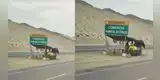 Ambulante es captado debajo de un curioso cartel en la carretera: "Prohibido comercio ambulatorio"