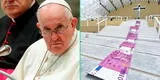 Colocan alfombra de ‘billetes’ de 500 euros en señal de protesta por visita del Papa Francisco