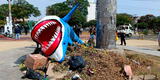 Vecinos de Trujillo lanzan a la basura estatua de tiburón colocado por alcalde: "Ahí debe estar"