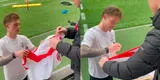 La emoción de Oliver Sonne al firmar camisetas de la selección peruana en Dinamarca