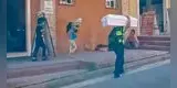 Padre carga ataúd de su bebé junto a sus dos hijos y desgarradora escena hace llorar ¿Qué pasó?