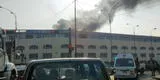 Gigantesco incendio consume edificio en la Plaza Unión en el Cercado de Lima