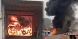 Ate: incendio de código 2 consume buses de transporte interprovincial en taller mecánico