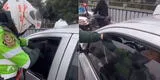 Chofer retiene mano de policía de tránsito con ventana de su carro y fuga para evitar ser detenido