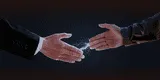 ¿Por qué sentimos una pequeña descarga eléctrica al tocar a alguien? La ciencia lo explica
