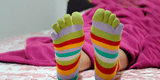 Qué significa dormir con medias, según la psicología: te sorprenderá
