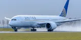 Piloto de United Airlines lanza alerta de "mayday" y logra aterrizaje de emergencia en este país
