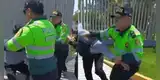 PNP rodea exteriores de San Marcos y PUCP: video capta momento donde DETIENEN a un ESTUDIANTE