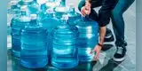 Confirmado | Ordenan el retiro urgente de galones de agua embotellada por la presencia de sustancia flotante negra