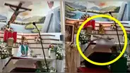 TRAGEDIA EN LA IGLESIA | Sacerdote pierde la vida en plena misa al caerle una cruz y sus últimas palabras impactan a feligreses: "Vamos a morir..."