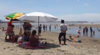 Bañistas acudieron a la playa de Pimentel.