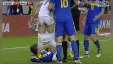 Rusia 2018: Bosnio Dzeko le baja el pantalón a rival y lo deja en boxer (VIDEO)