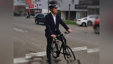 Elecciones 2018: Manuel Velarde llega al debate municipal en bicicleta [VIDEO]