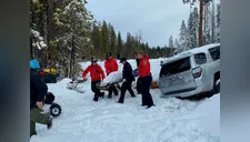 Abuelita sobrevive seis días en un auto cubierto de nieve [FOTOS]