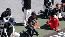 Hamilton y otros pilotos se arrodillan contra racismo en Austria