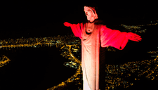 Brasil: Cristo Redentor vistió los colores de bandera bicolor por Fiestas Patrias de Perú [VIDEO]